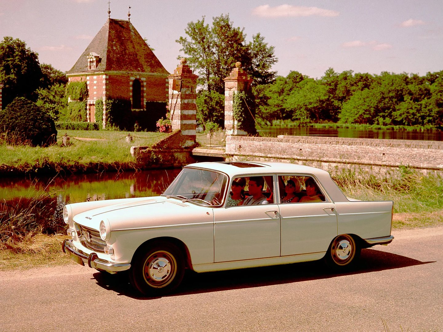 Peugeot_404_1_generation__Sedan__3.jpg