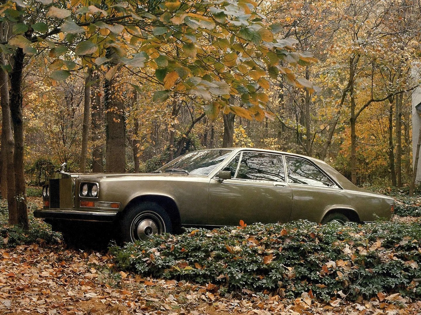 Rolls-Royce_Camargue_1_generation__Sedan_2-doors__12.jpg