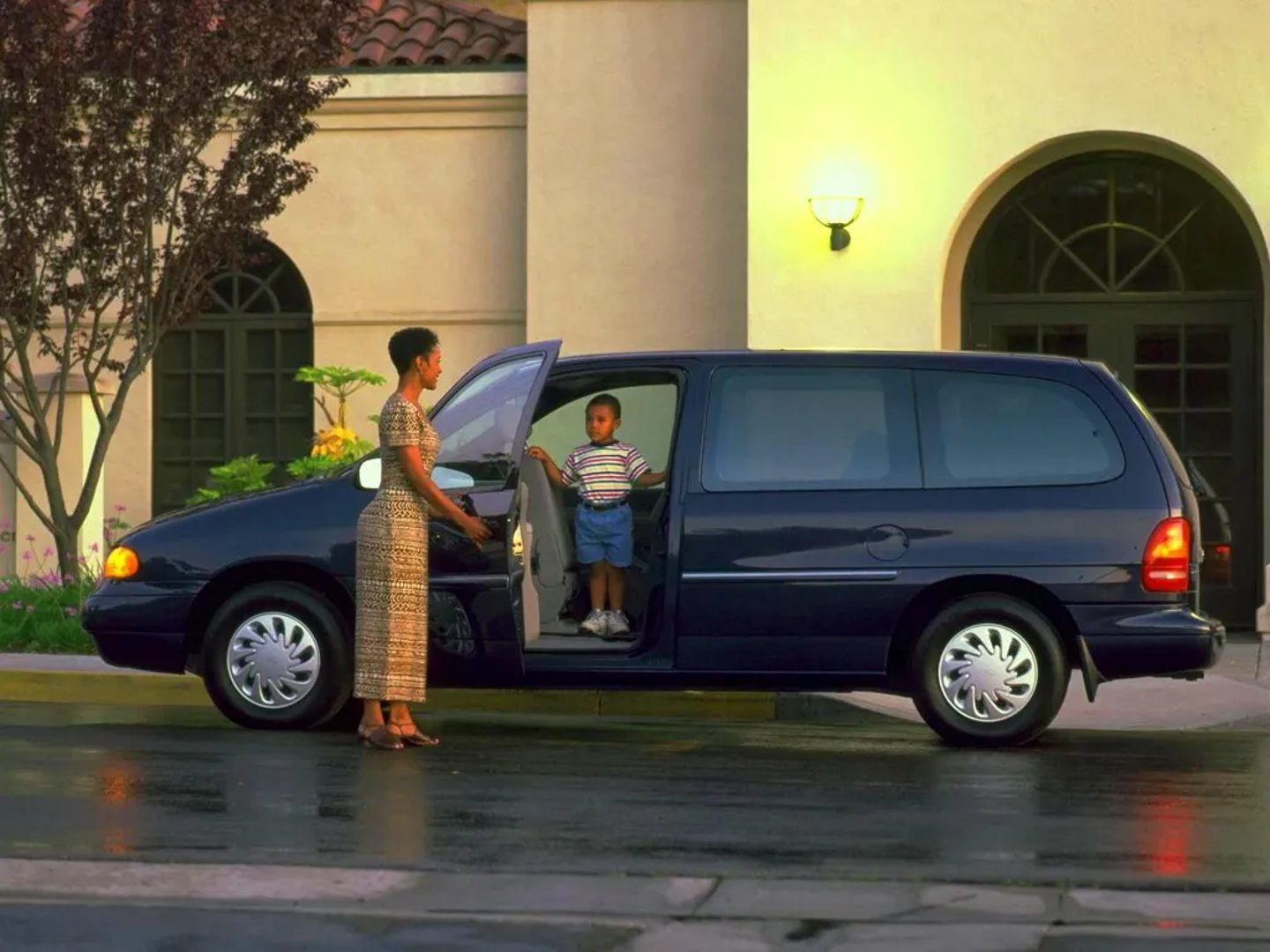 Ford_Windstar_1_generation__Minivan__3.jpg