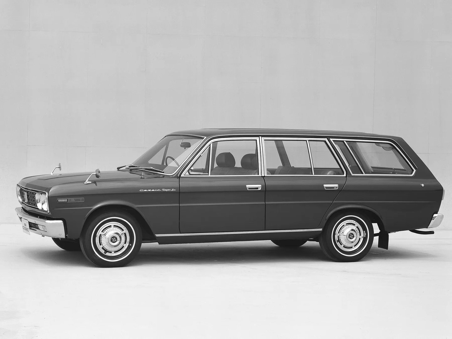 Nissan_Cedric_2_generation__Estate_5-door__4.jpg