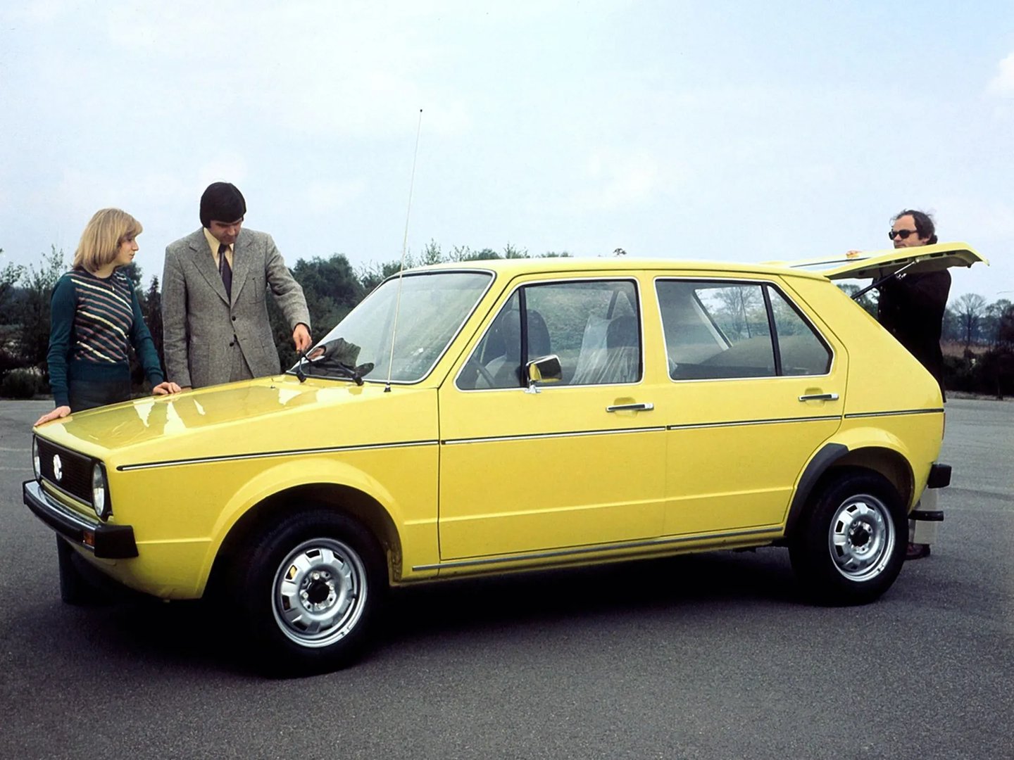 Volkswagen_Golf_1_generation__Hatchback_5-door__3.jpg
