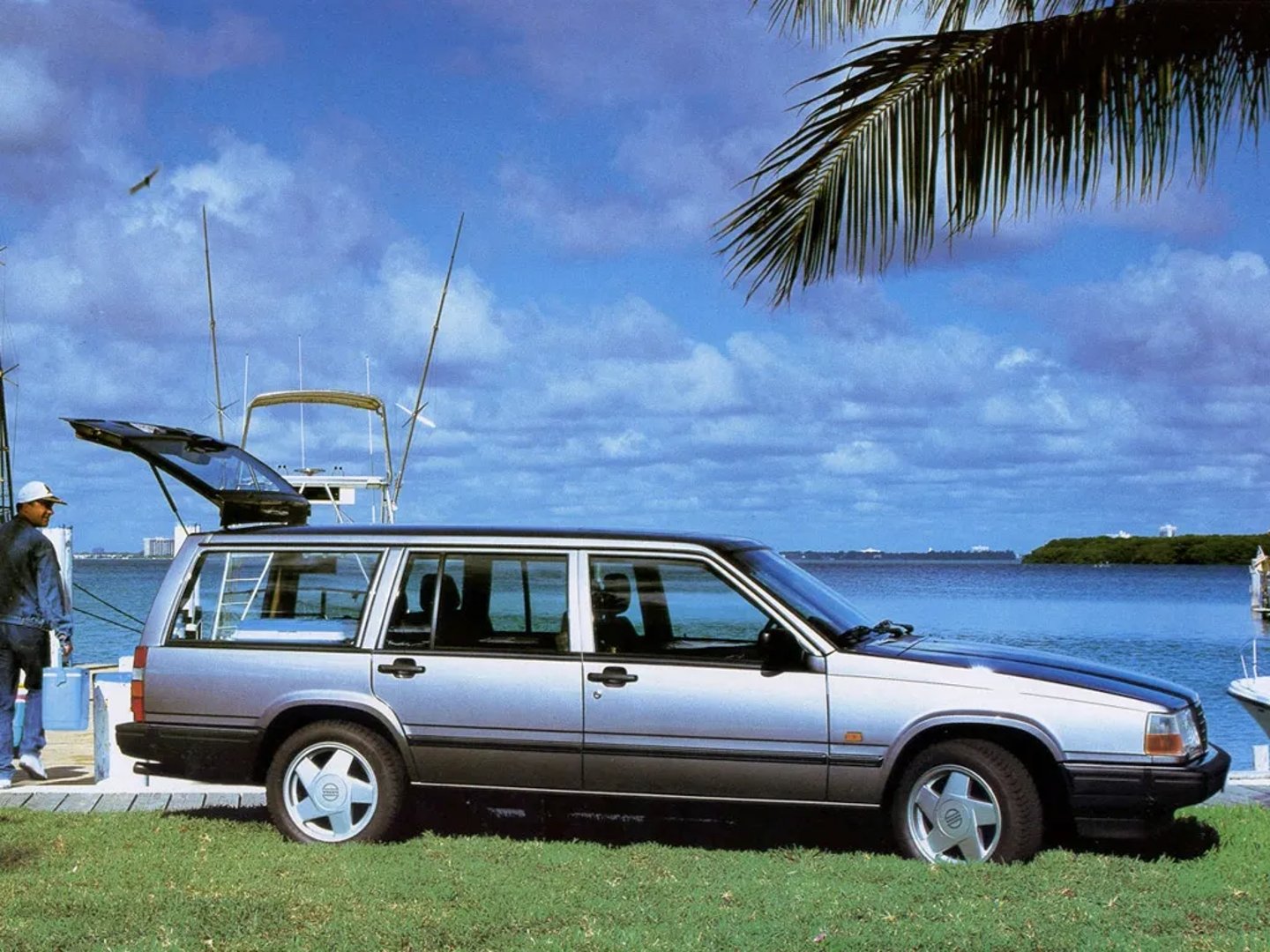 Volvo_940_1_generation__Estate_5-door__6.jpg