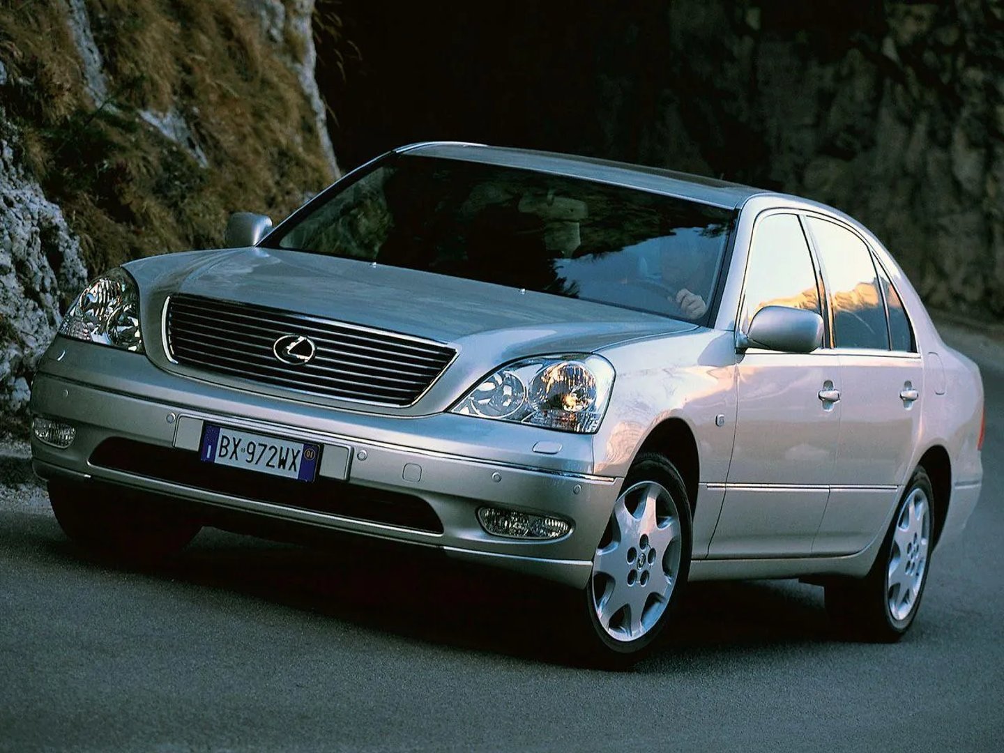 Lexus_LS_3_generation__Sedan__6.jpg