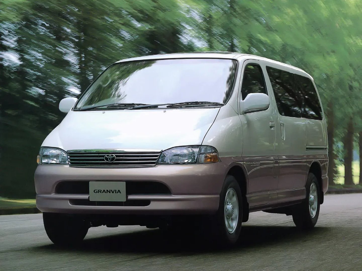 Toyota_Granvia_1_generation__Minivan__2.jpg