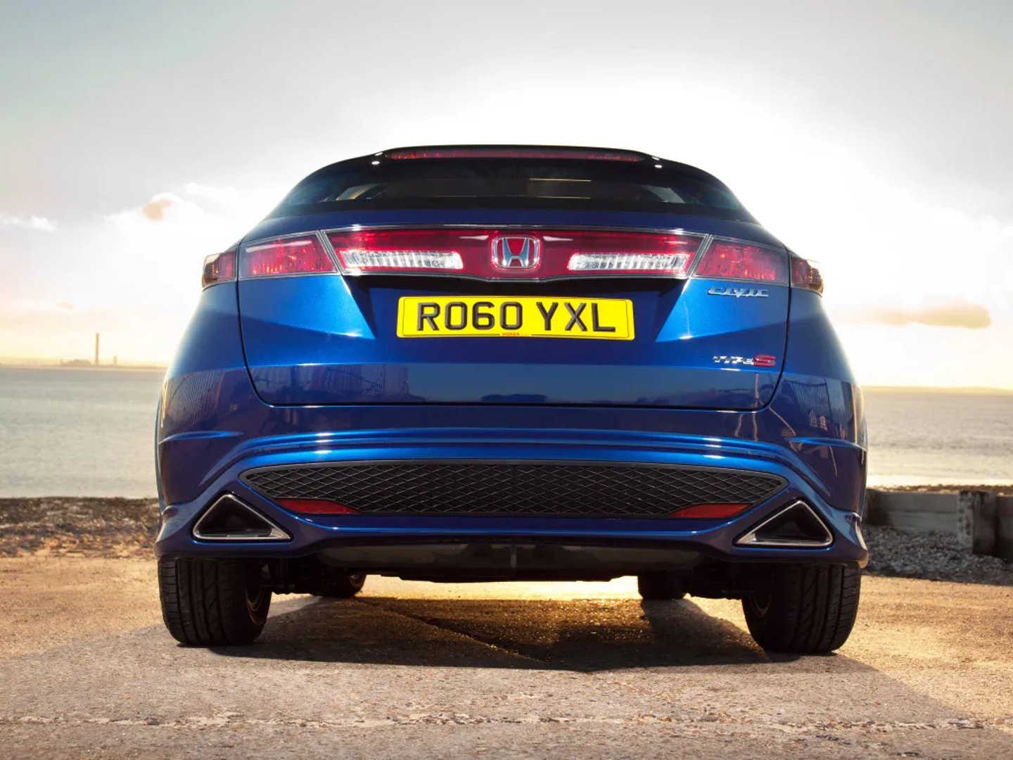 Honda_Civic_8_generation_restyling__Hatchback_3-door__7.jpg