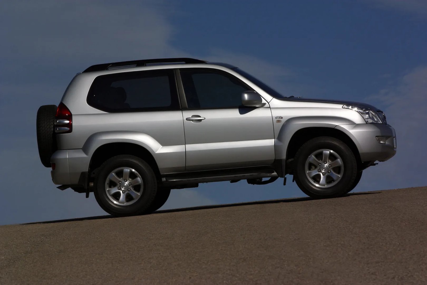 Toyota_Land_Cruiser_3_generation__SUV_3-doors__3.jpg