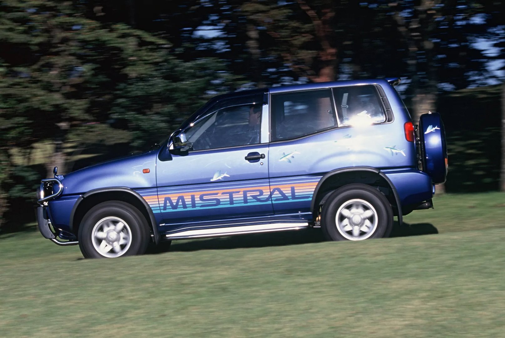 Nissan_Mistral_1_generation__SUV_3-doors__2.jpg