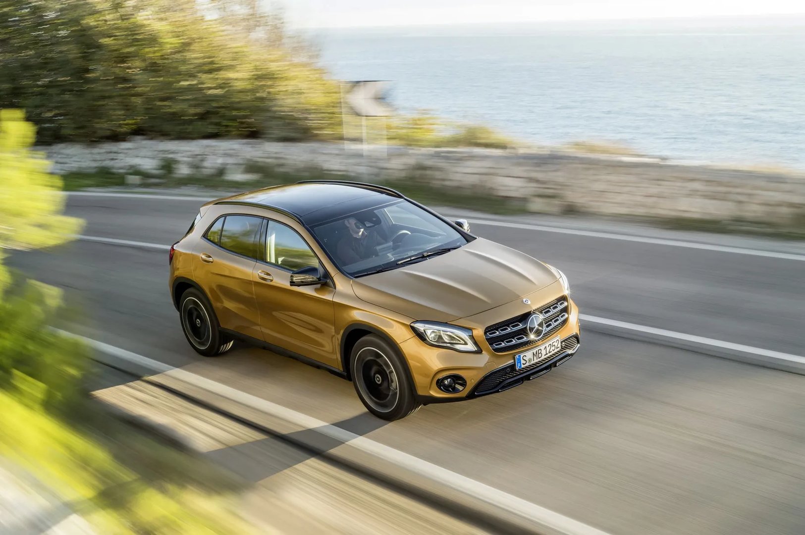 Mercedes_GLA_1_generation_restyling__SUV_5-doors__12.jpg