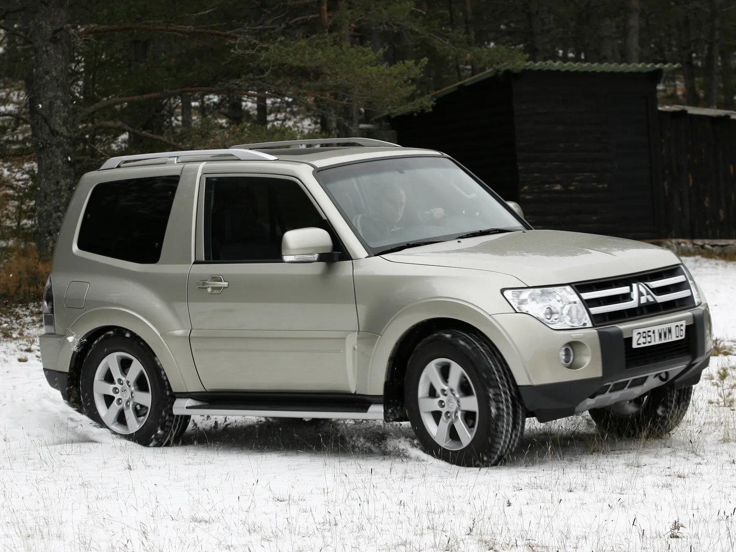 Mitsubishi_Pajero_4_generation__SUV_3-doors__3.jpg