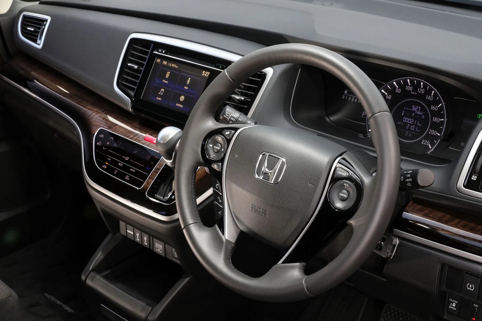 Honda_Odyssey_5_generation_restyling__Minivan__13.jpg