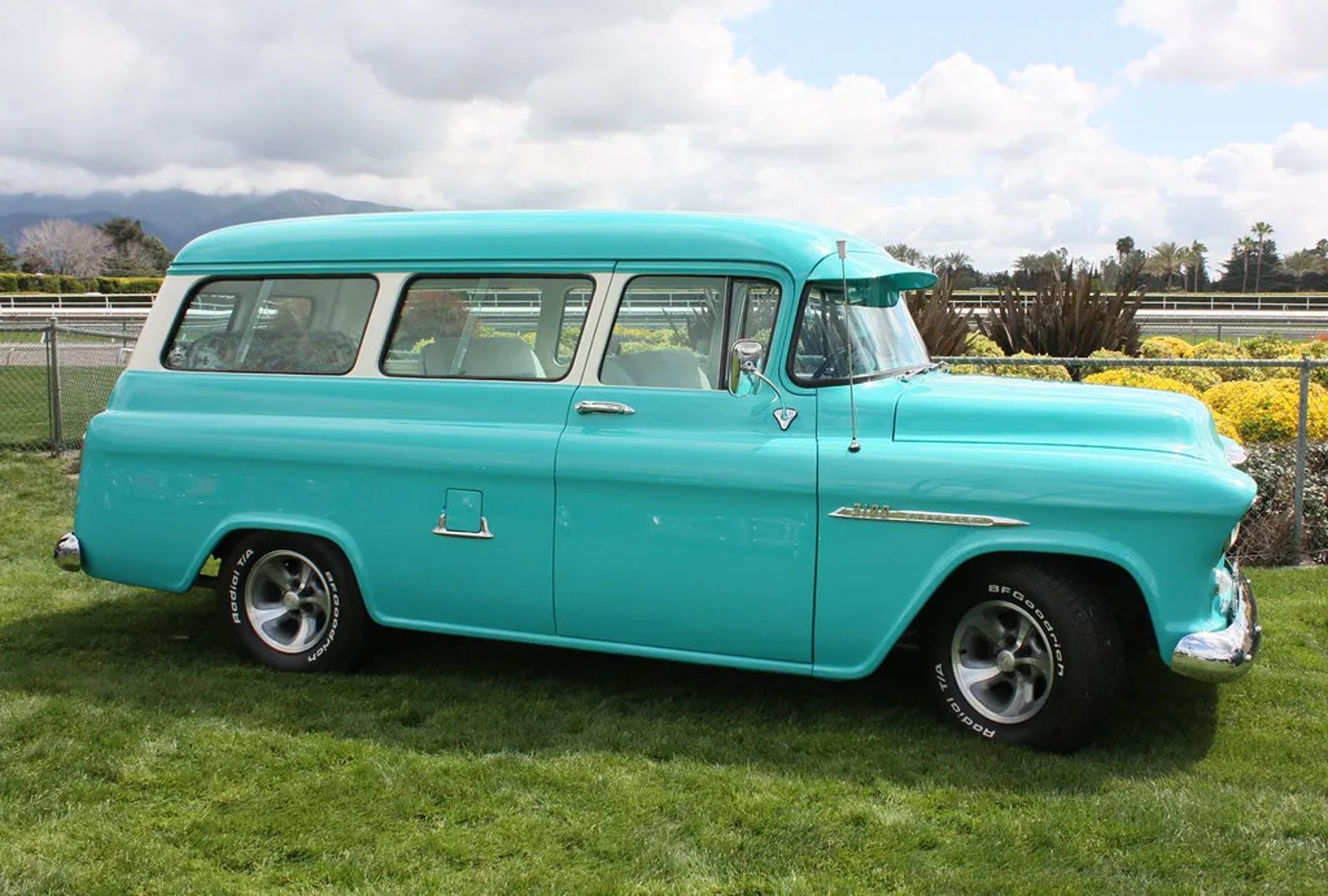 Chevrolet_Suburban_4_generation__Estate__4.jpg