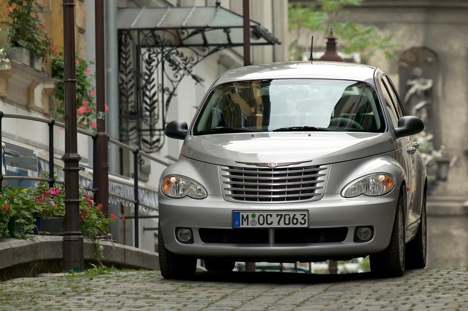 Chrysler_PT_Cruiser_1_generation__Hatchback_5-door__7.jpg