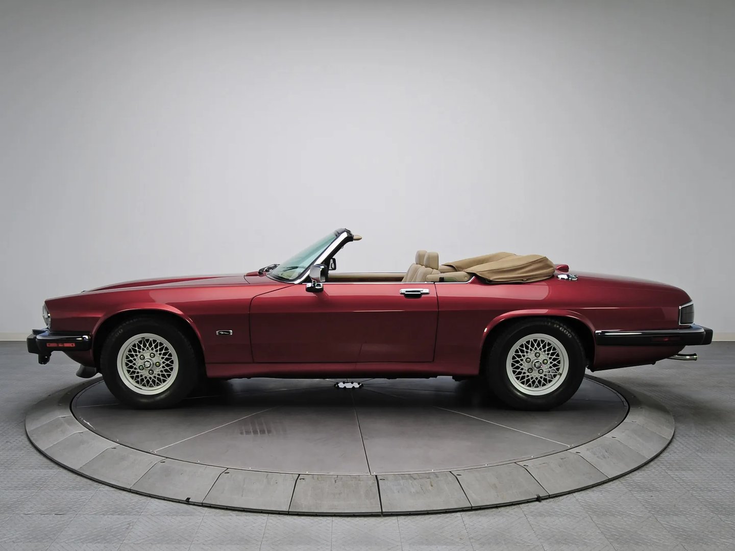 Jaguar_XJS_3_generation__Cabrio__5.jpg