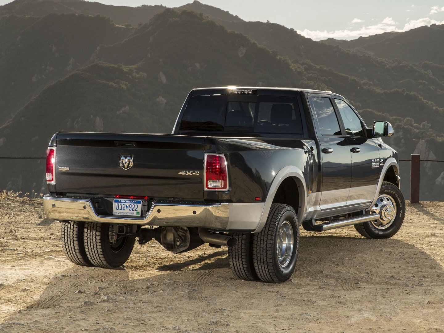 ram_3500_4_generation__Pickup_double-cab__5.jpg