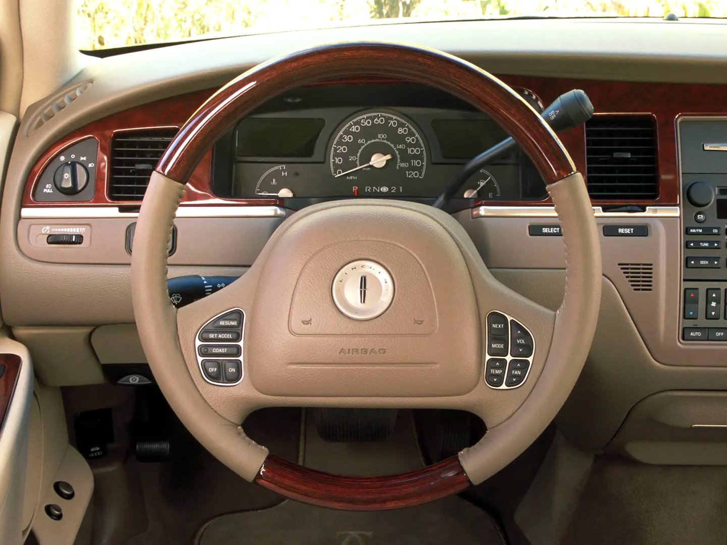 Lincoln_Town_Car_3_generation_restyling__Sedan__10.jpg