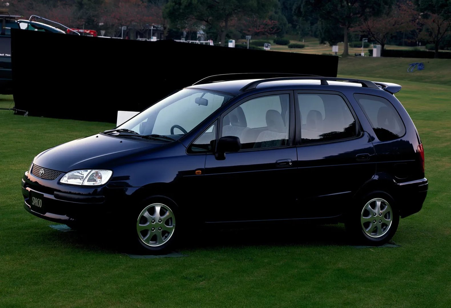 Toyota_Corolla_Spacio_1_generation__Compact_Van__1.jpg