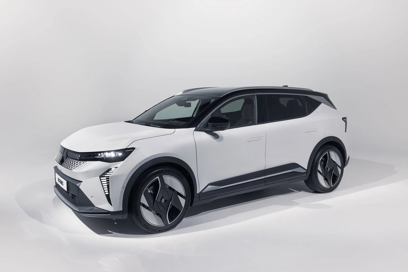 Renault_Scenic_E-Tech_1_generation__SUV_5-doors__1.jpg