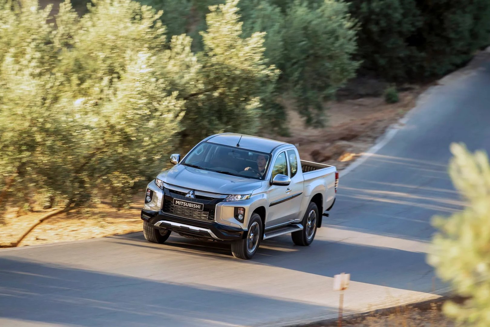 Mitsubishi_L200_5_generation_restyling__Pickup_1.5-cab__1.jpg