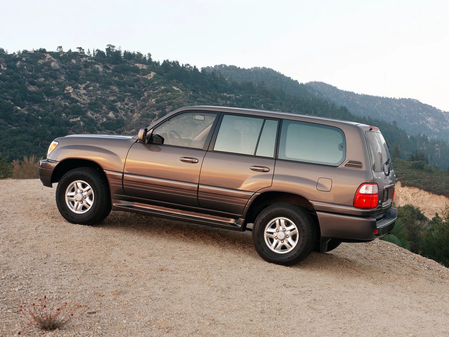 Lexus_LX_2_generation__SUV_5-doors__3.jpg