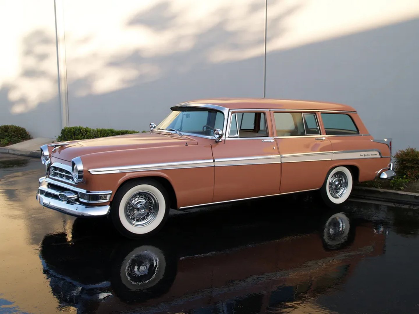 Chrysler_New_Yorker_4_generation__Estate_5-door__1.jpg