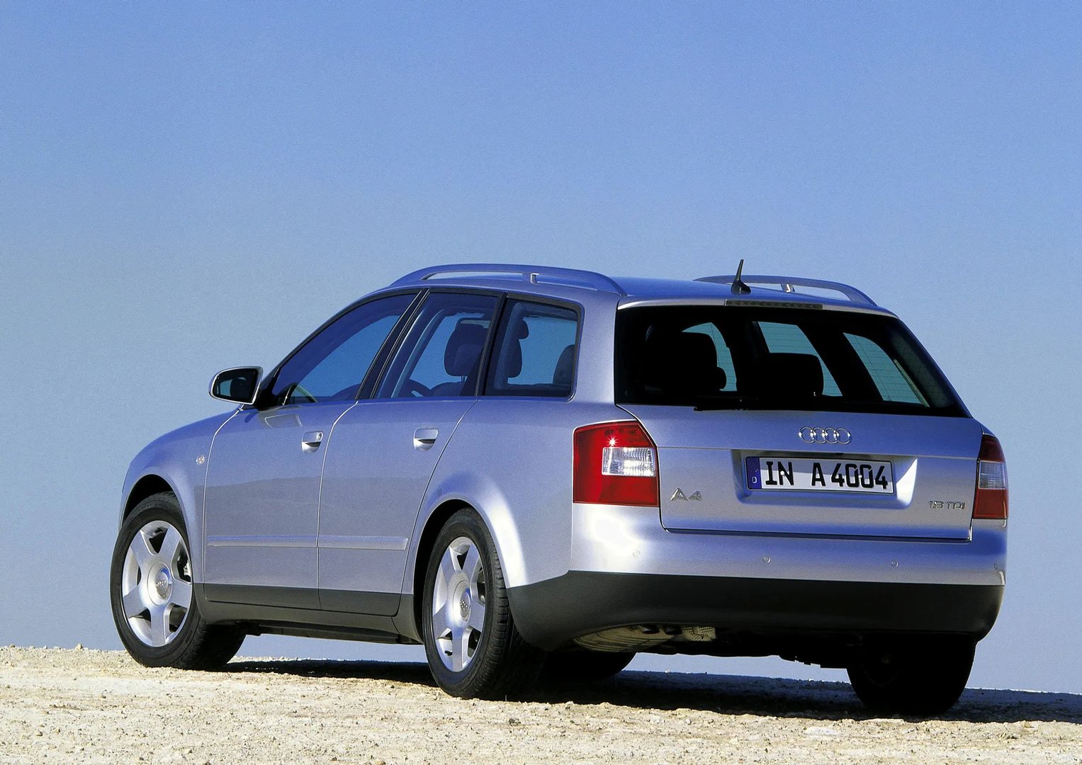 Audi_A4_2_generation__Estate_5-door__5.jpg
