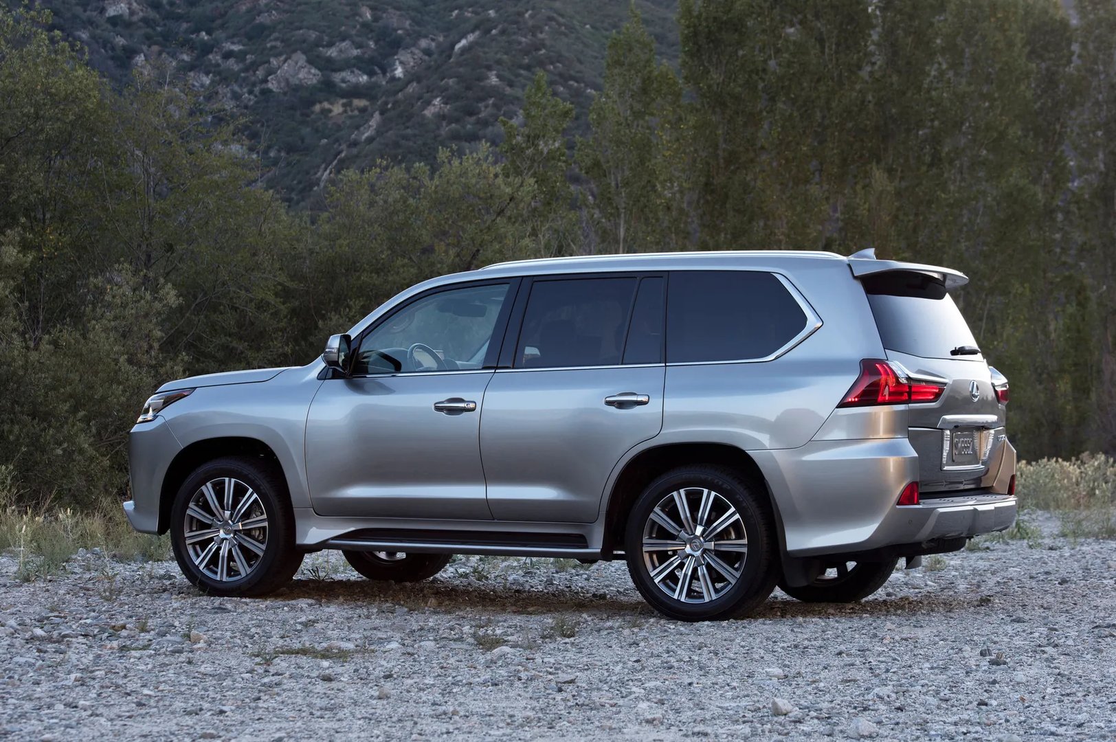 Lexus_LX_3_generation_restyling_2__SUV_5-doors__10.jpg