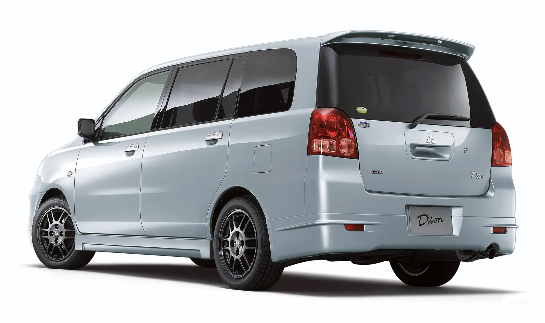 Mitsubishi_Dion_1_generation_restyling__Compact_Van__1.jpg