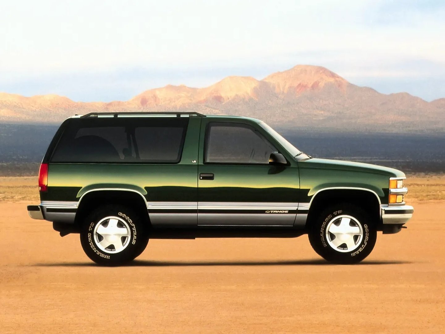 Chevrolet_Tahoe_1_generation__SUV_3-doors__1.jpg