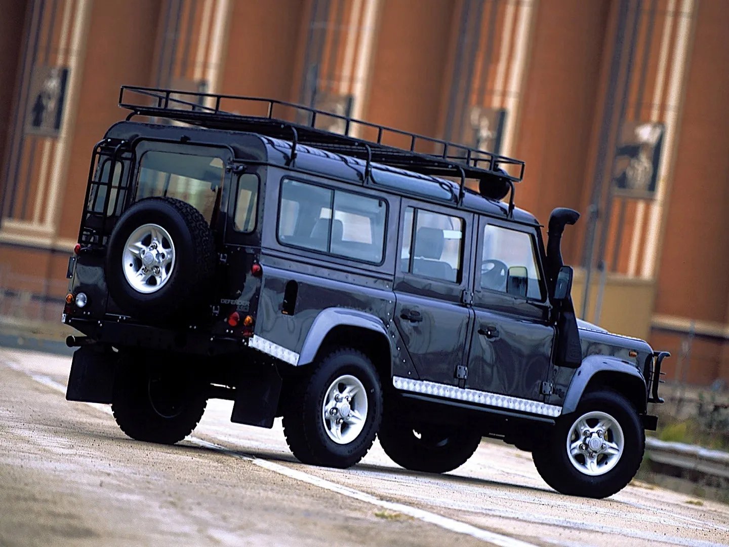 Land Rover_Defender_1_generation__SUV_5-doors__10.jpg
