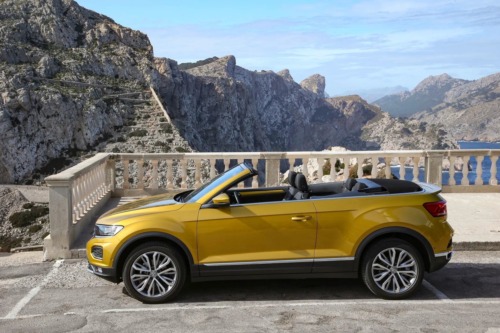 Volkswagen_T-Roc_1_generation__SUV_cabriolet__12.jpg