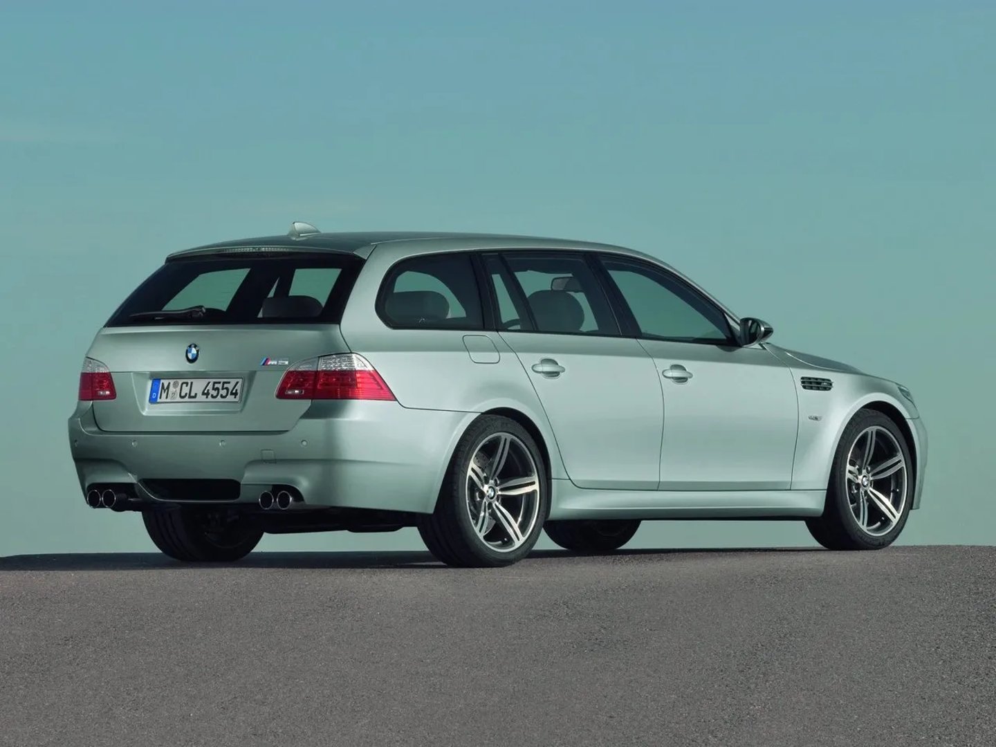 BMW_M5_4_generation__Estate_5-door__1.jpg
