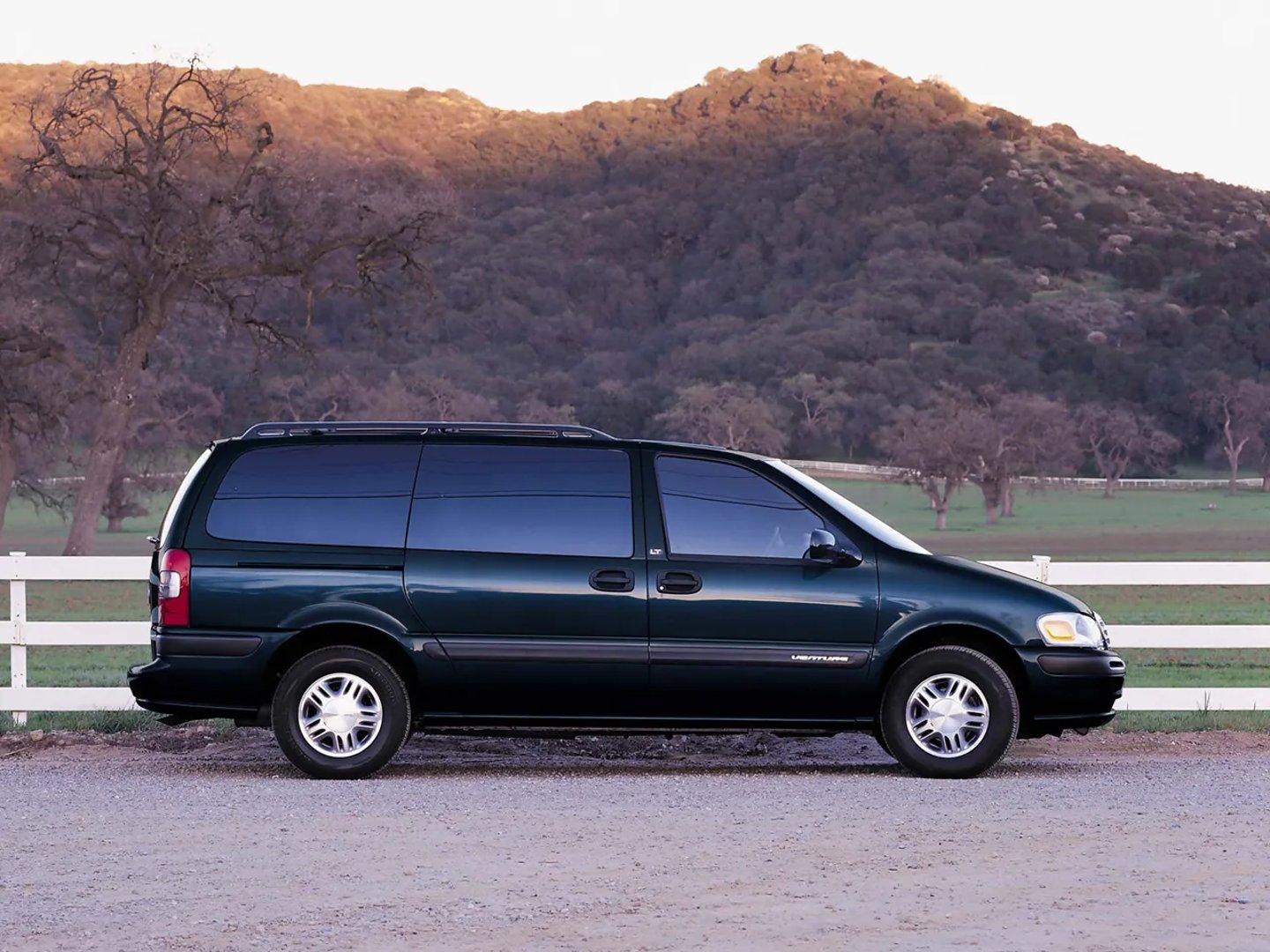 Chevrolet_Venture_1_generation__Compact_Van__3.jpg