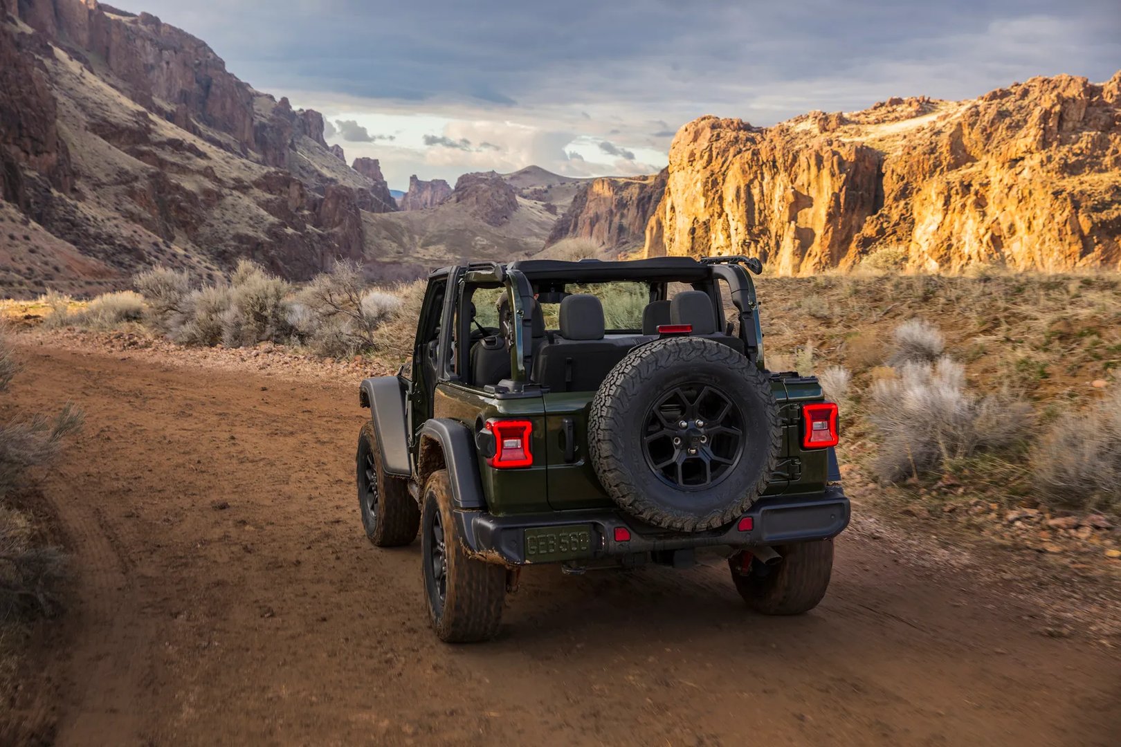 Jeep_Wrangler_4_generation_restyling_1__SUV_3-doors__2.jpg