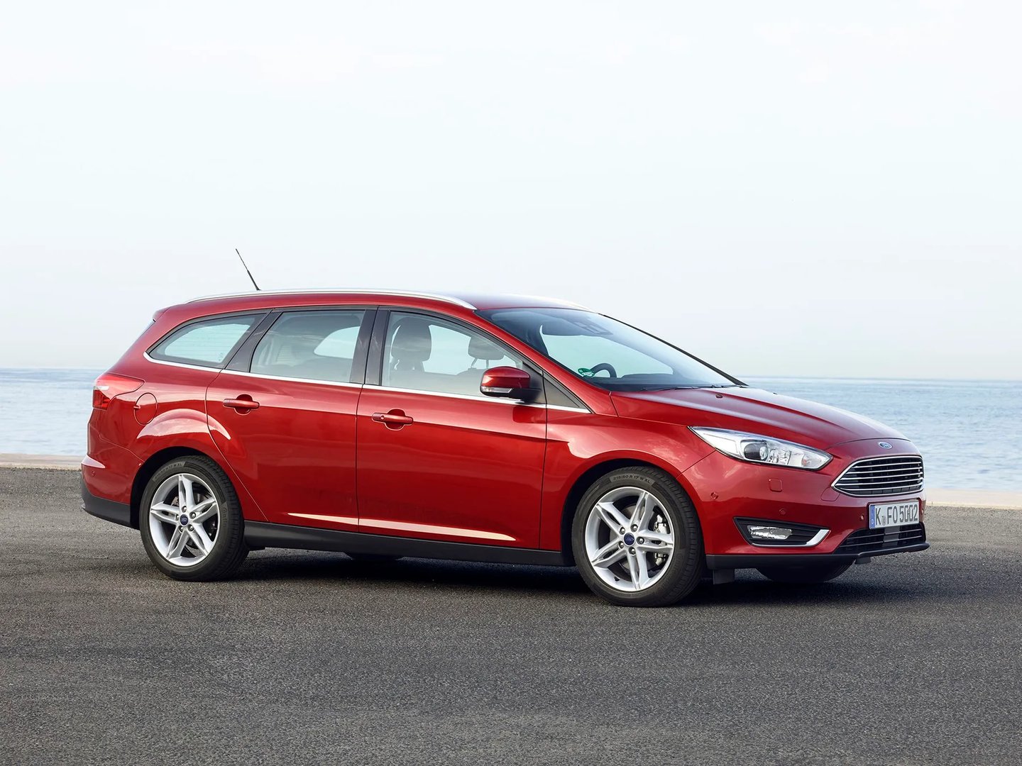 Ford_Focus_3_generation_restyling__Estate_5-door__5.jpg