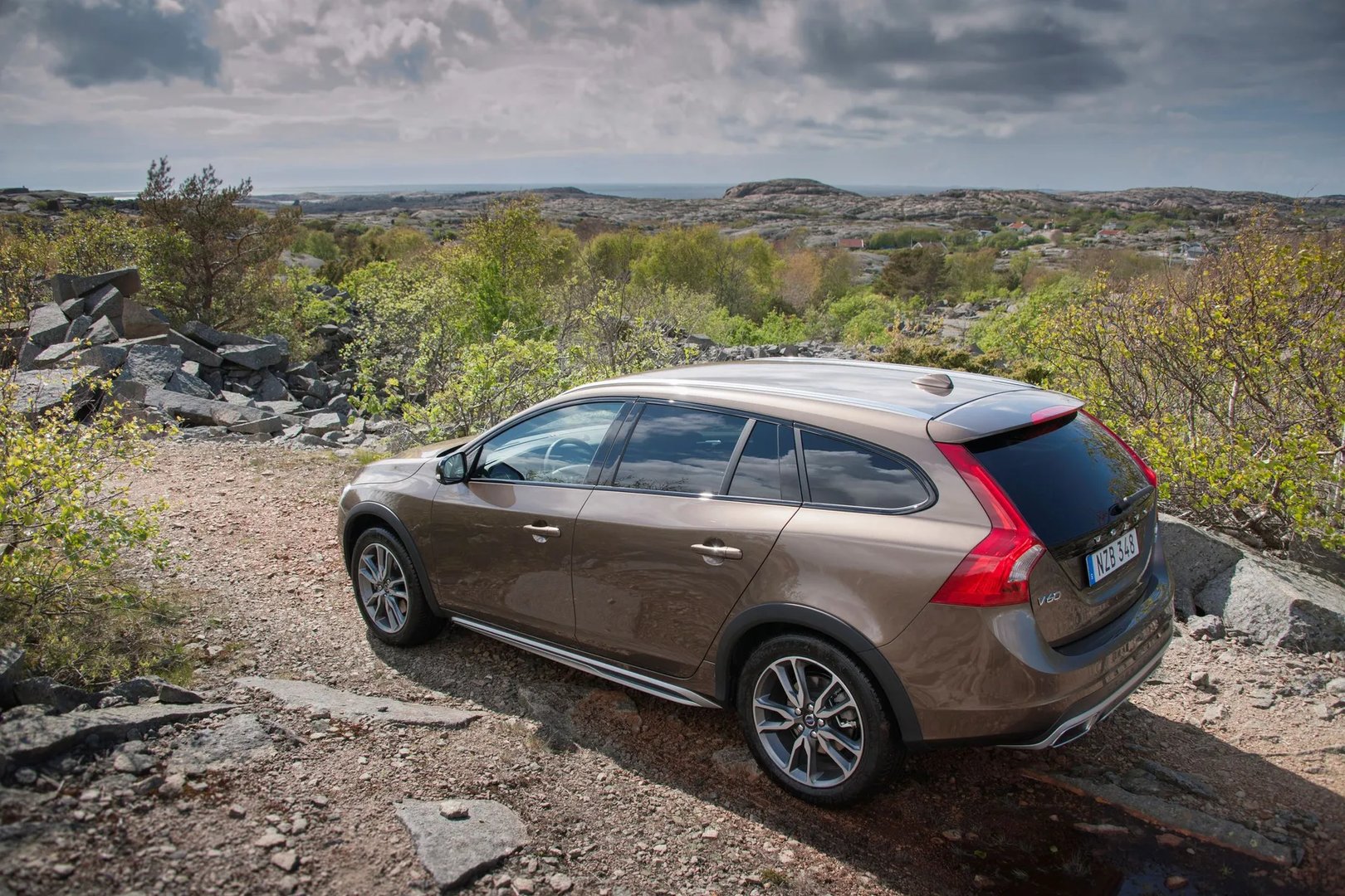 Volvo_V60_Cross_Country_1_generation__Estate_5-door__2.jpg