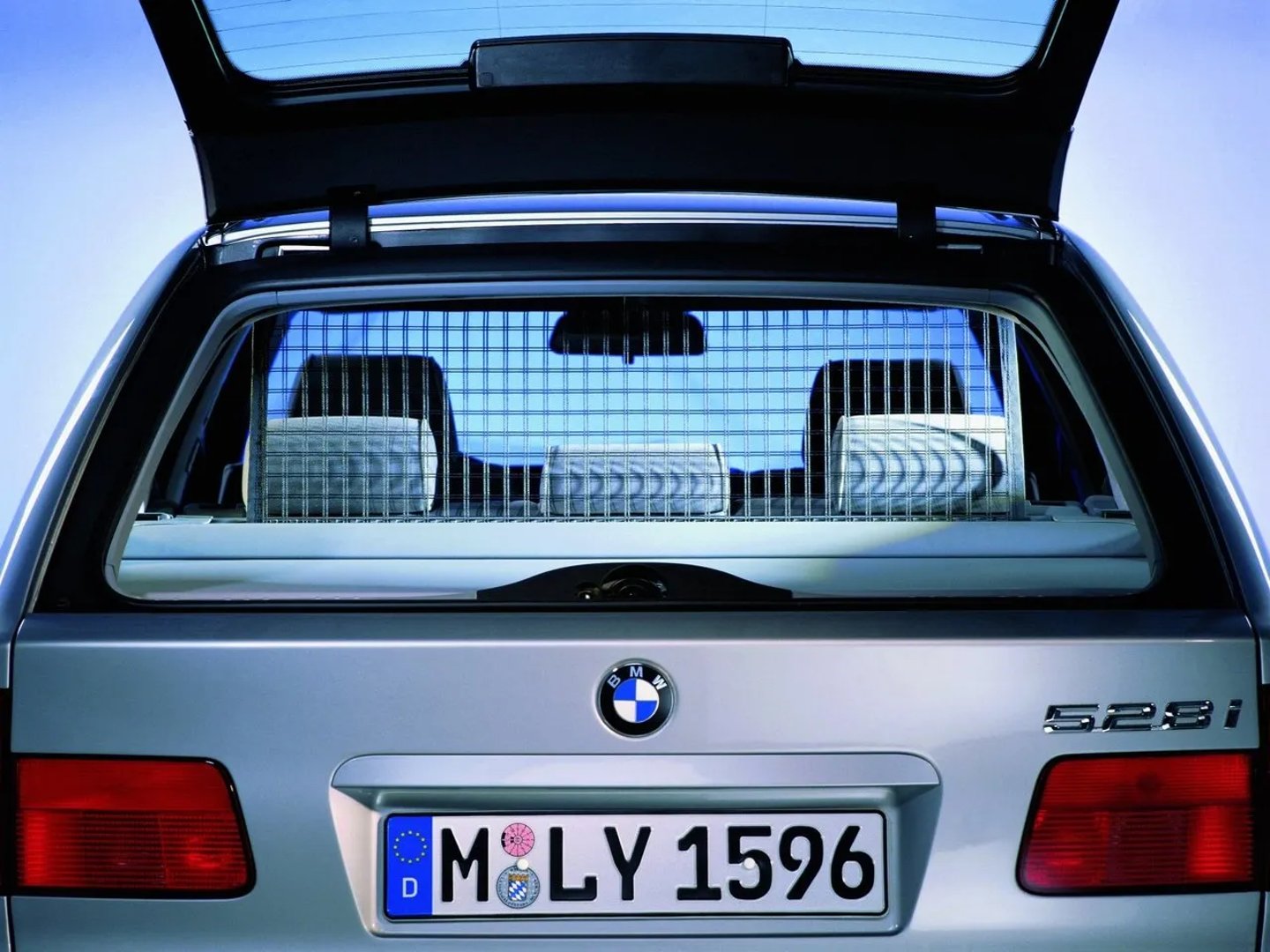 BMW_5_series_4_generation__Estate_5-door__13.jpg