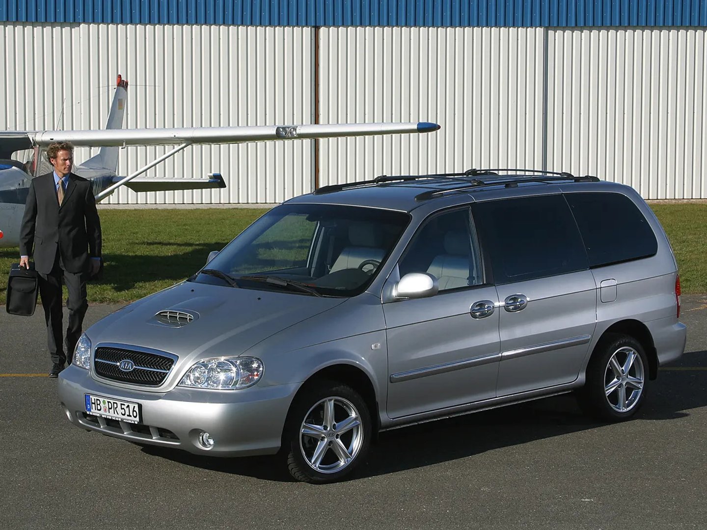 Kia_Carnival_1_generation_restyling__Minivan__main.jpg