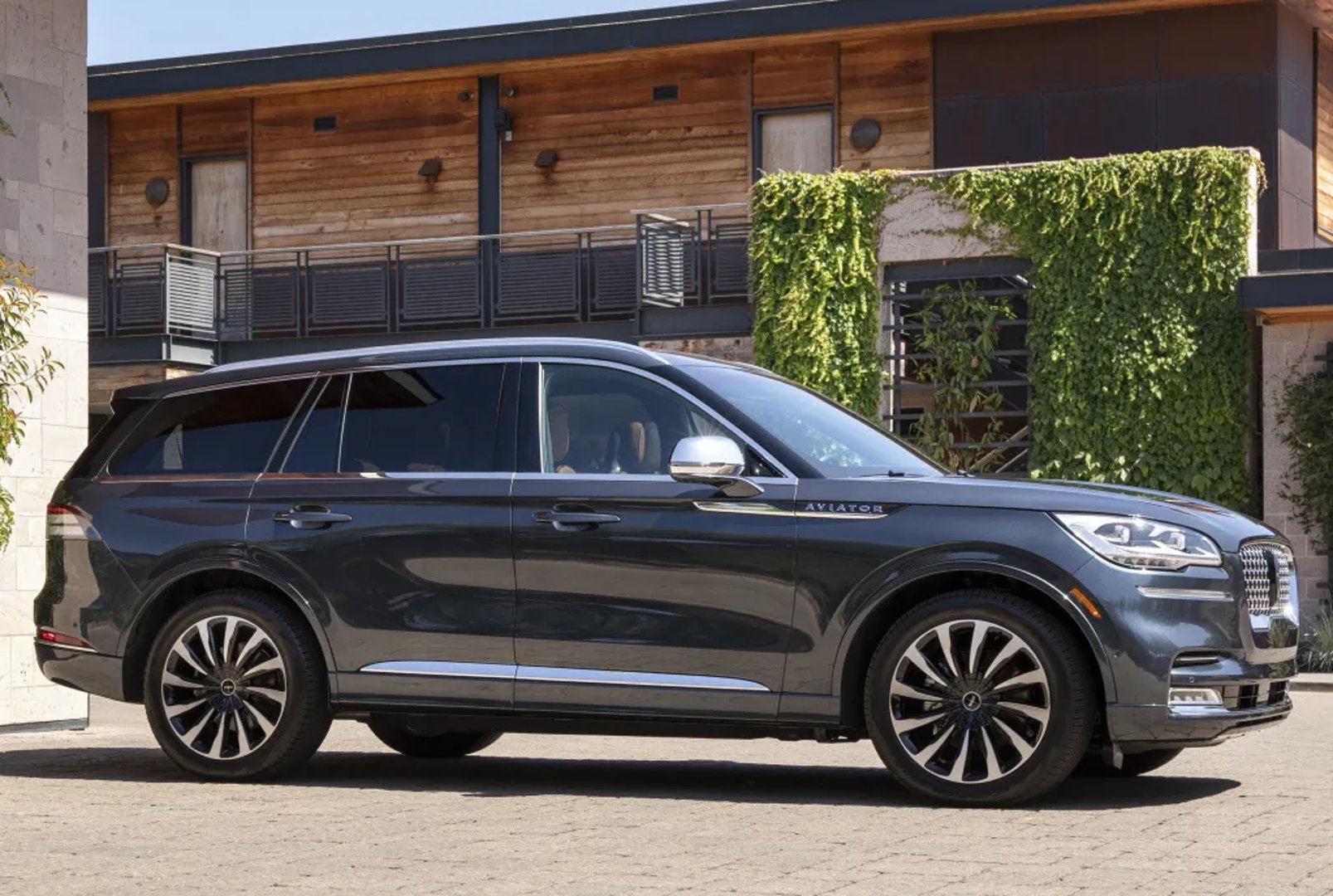 Lincoln_Aviator_2_generation__SUV_5-doors__10.jpg