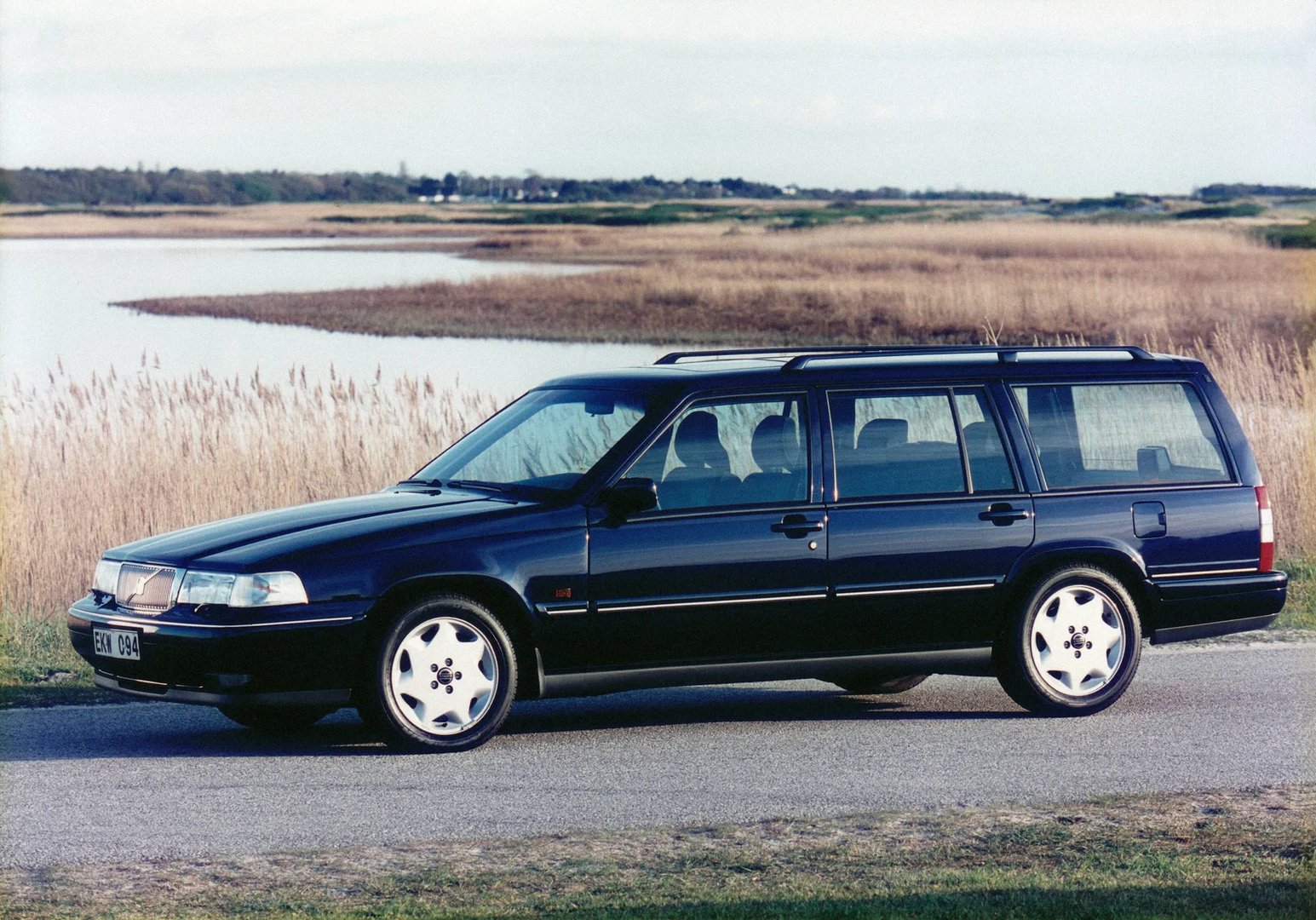 Volvo_960_1_generation_restyling__Estate_5-door__1.jpg