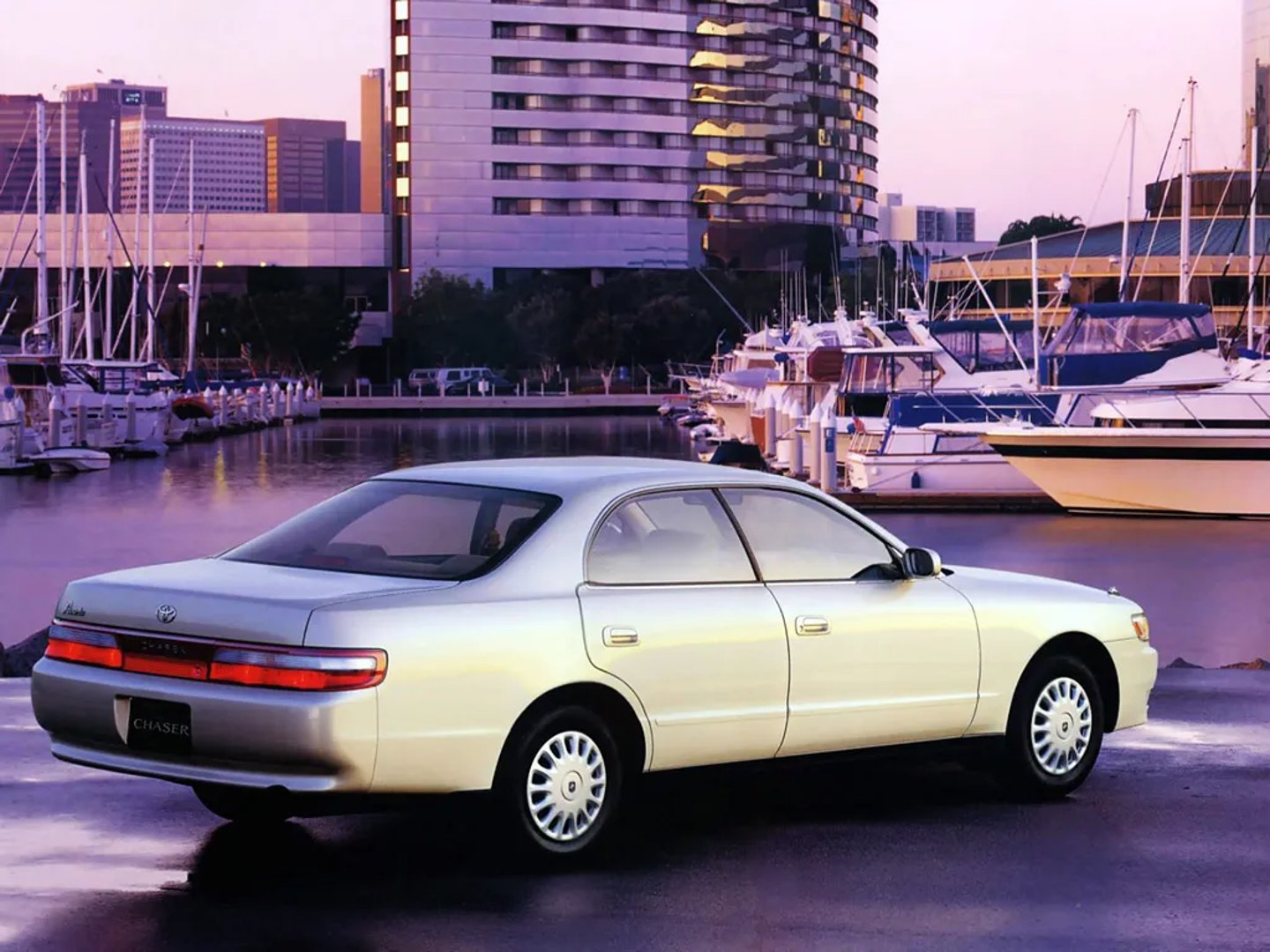 Toyota_Chaser_5_generation_restyling__Sedan__1.jpg
