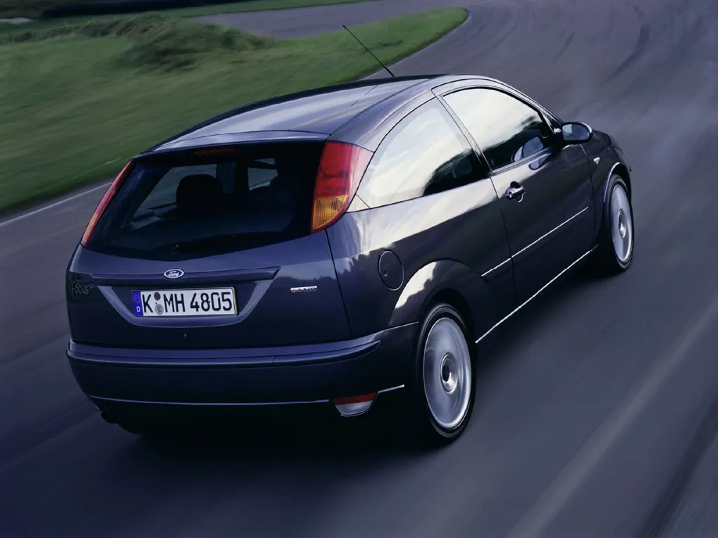Ford_Focus_ST_1_generation__Hatchback_3-door__4.jpg