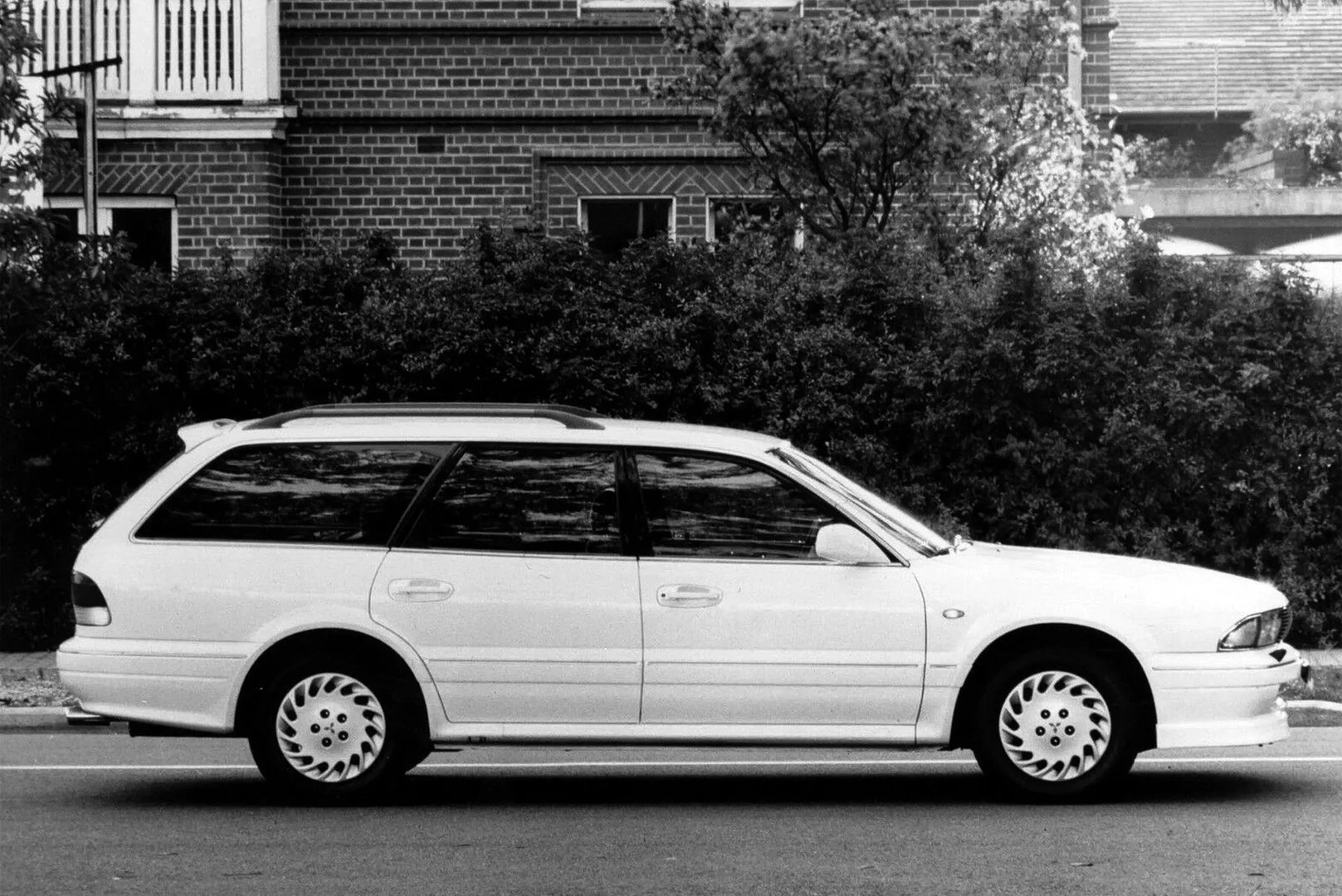 Mitsubishi_Sigma_1_generation__Estate_5-door__2.jpg