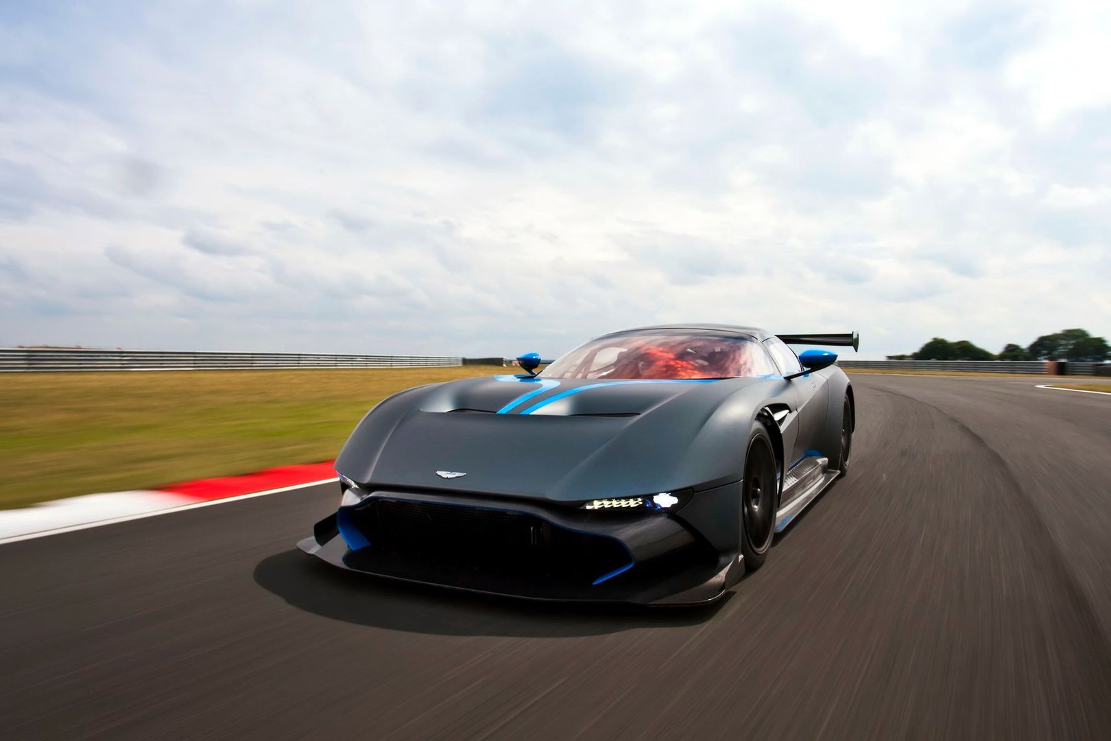 aston-martin_Vulcan_1_generation__Coupe__19.jpg