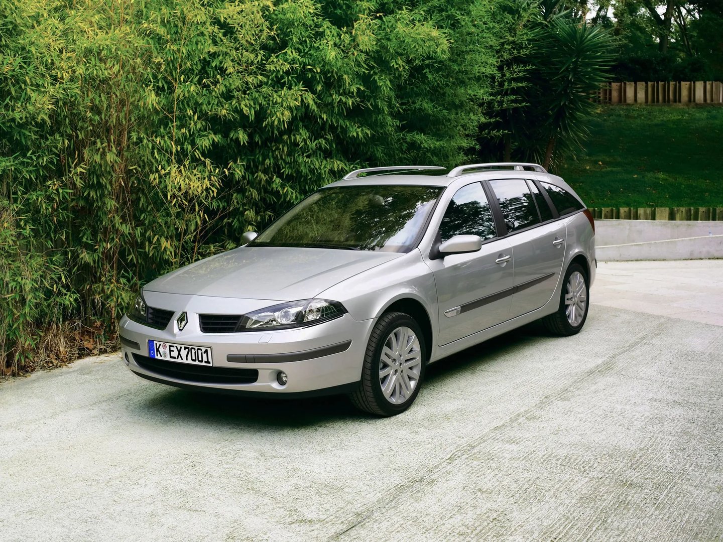 Renault_Laguna_2_generation_restyling__Estate_5-door__3.jpg