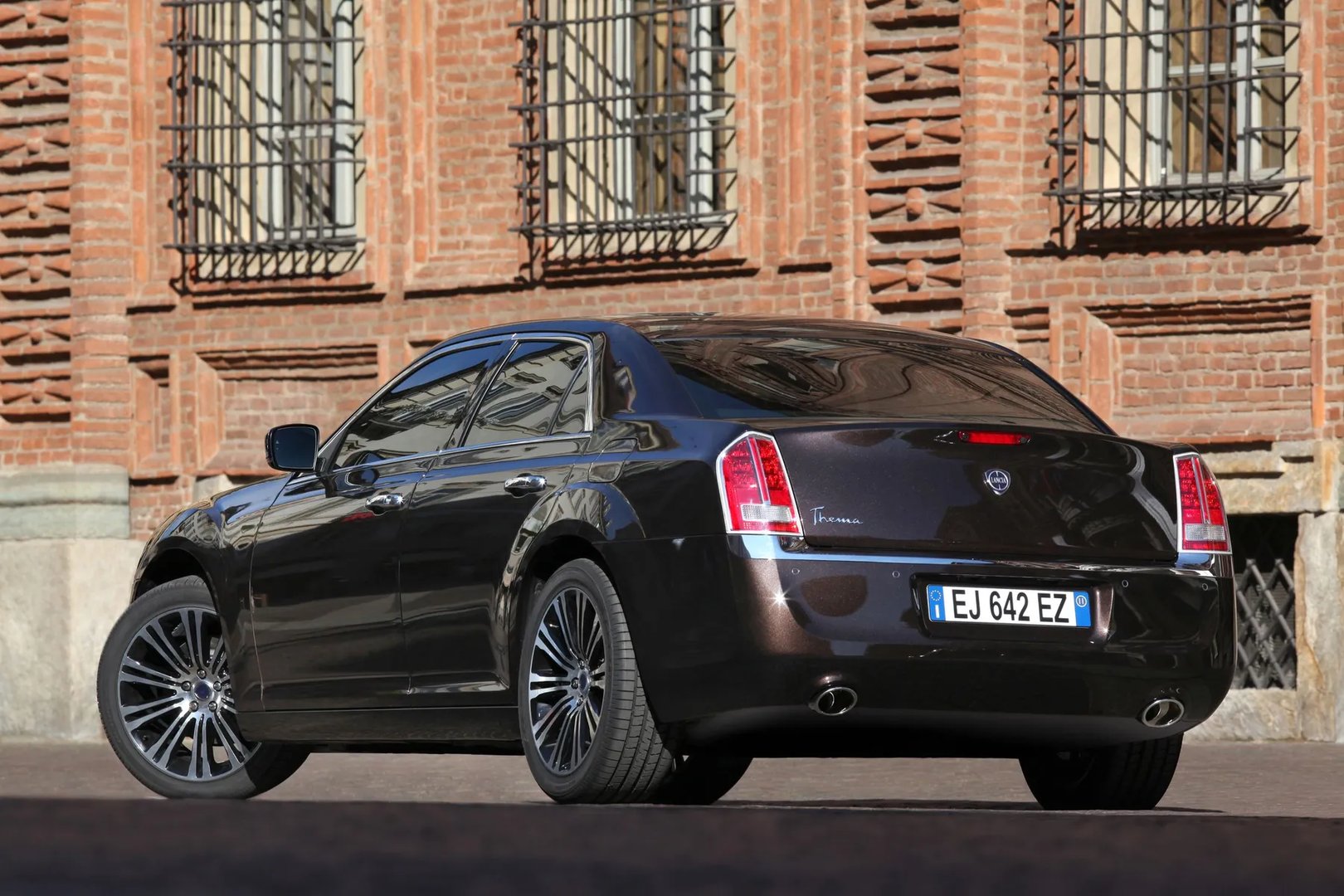 Lancia_Thema_2_generation__Sedan__3.jpg