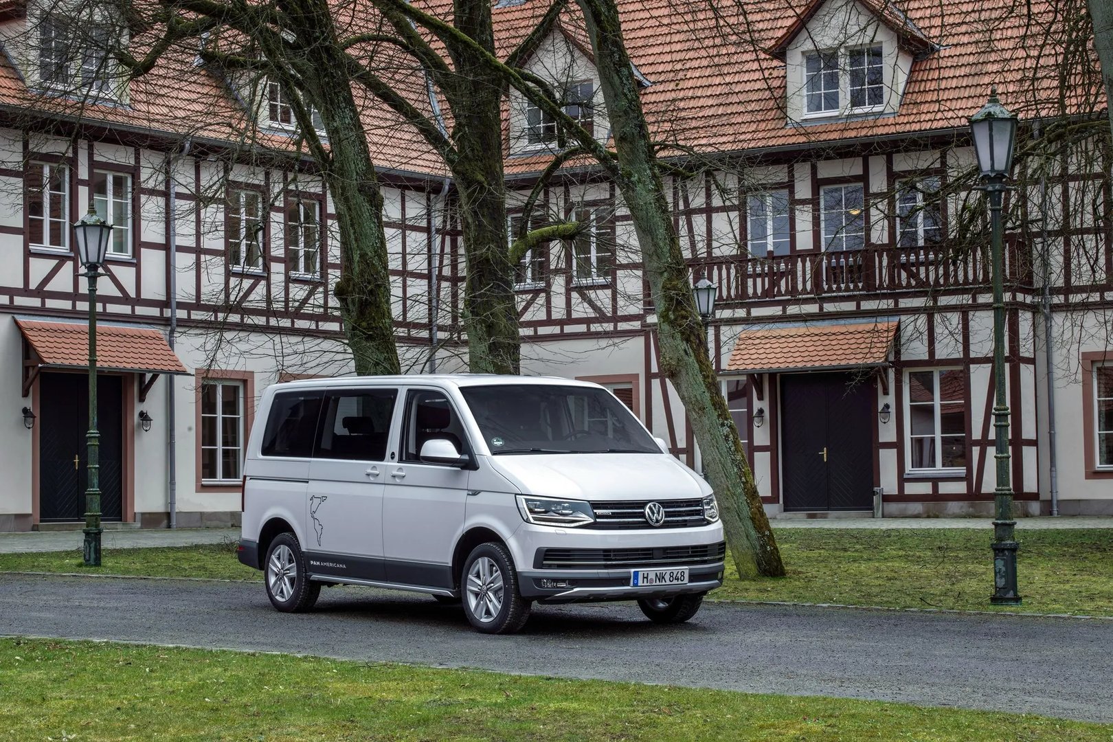 Volkswagen_Multivan_6_generation__Minivan__8.jpg