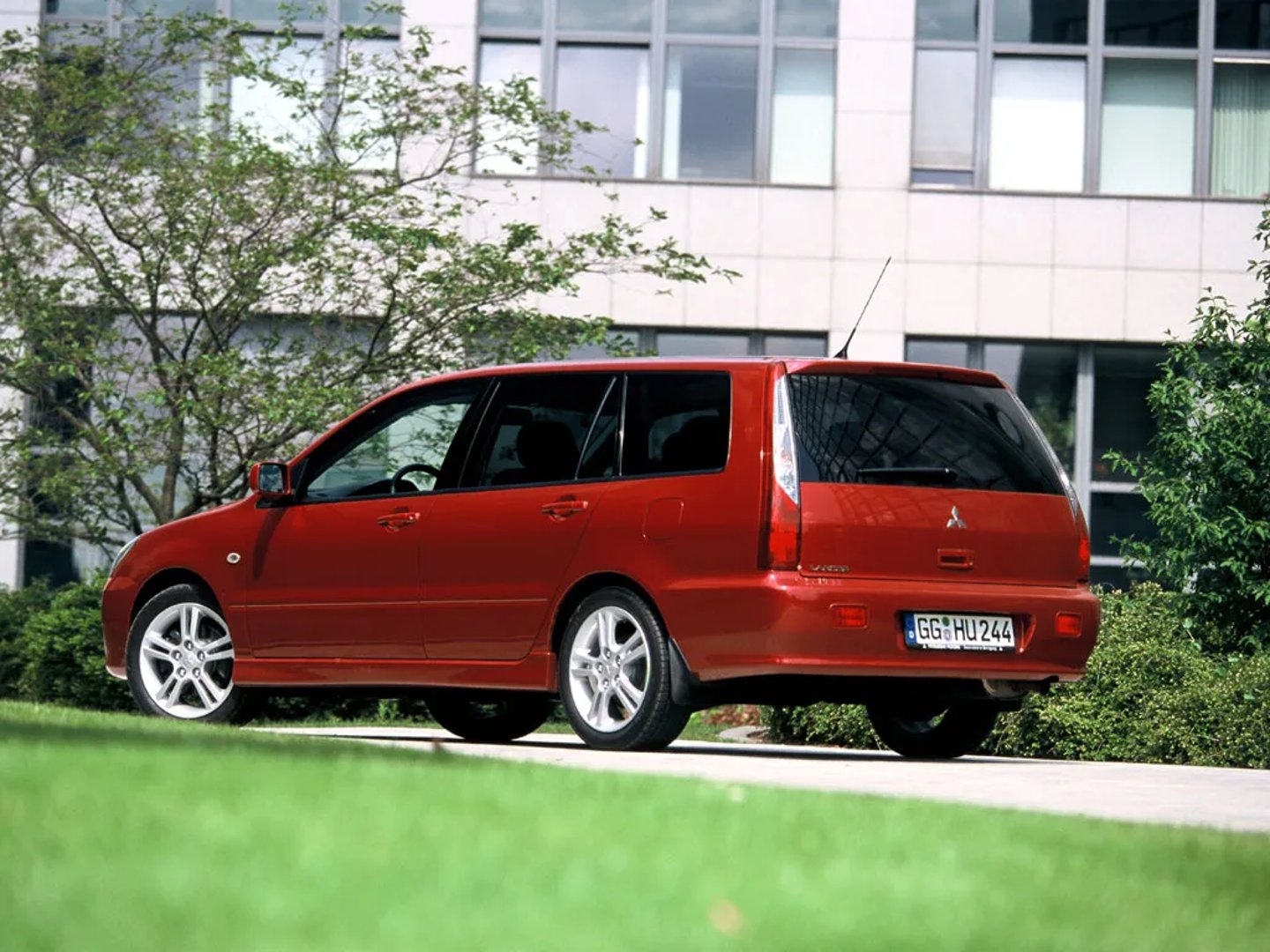 Mitsubishi_Lancer_9_generation__Estate_5-door__1.jpg