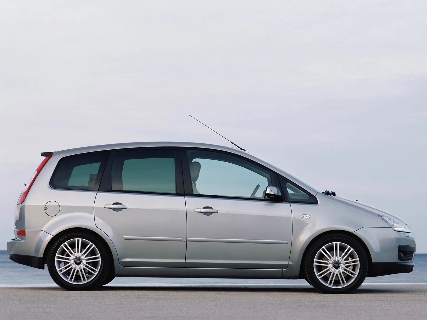 Ford_C-MAX_1_generation__Compact_Van__9.jpg