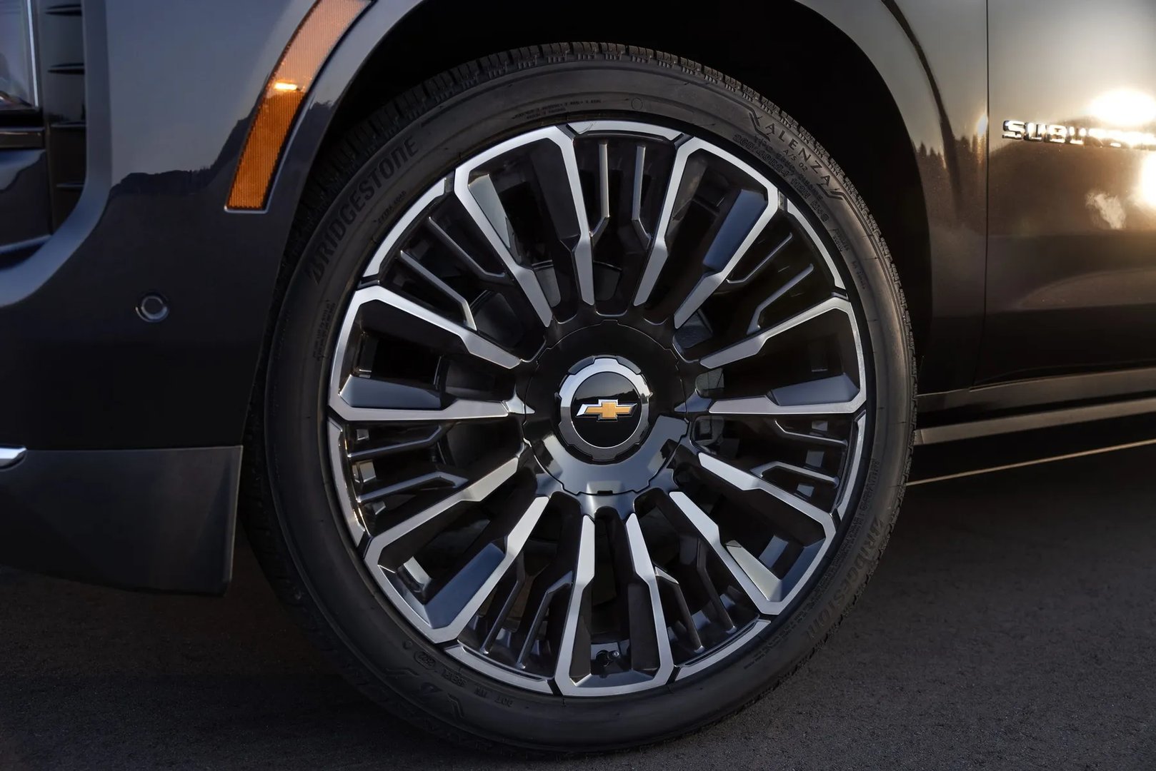 Chevrolet_Suburban_12_generation_restyling_1__SUV_5-doors__2.jpg