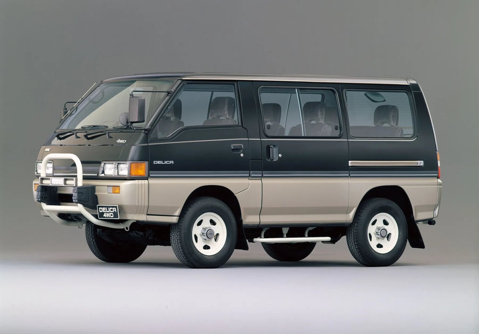 Mitsubishi_Delica_3_generation__Minivan__3.jpg